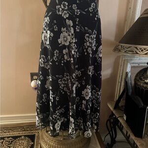 TAHARI Garden Print Floral A-line Black Midi Skirt M